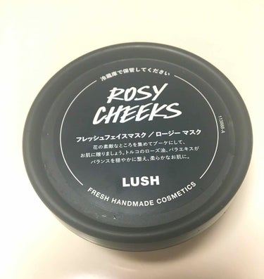 LUSH フレッシュフェイスマスク 

ロージーマスク

です！

初めてのフェイスマスク💕
でわくわく

お店で買った時、
これは使用期限が製造日から4週間までに使い切ってくださいと言われびっくり！
