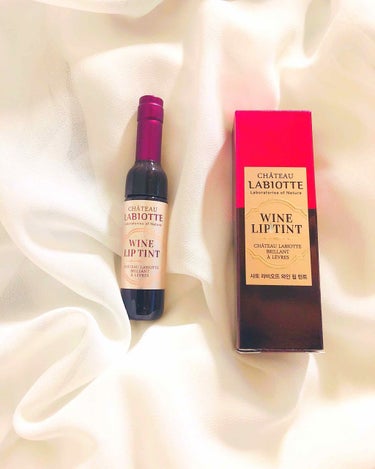 Labiotte Wine Lip Tint
RD03メルローバーガンディです。

どす黒く見えますが、唇にのせると濃いめの血色という感じです。グラデの1番内側に入れるとモードでセクシーな雰囲気になりま