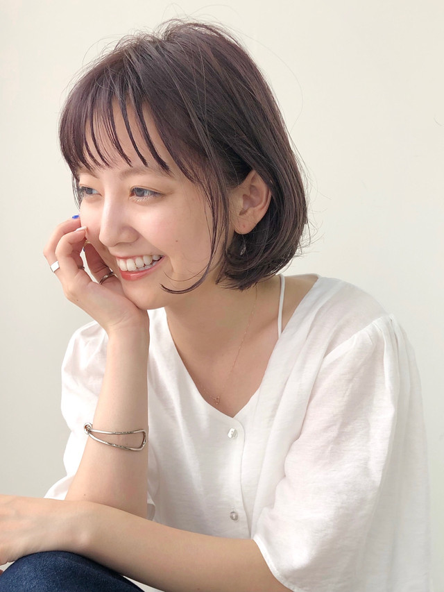 ショートカットのシースルー前髪の女性