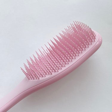 TANGLE TEEZER ザ・ウェットディタングラー
ミレニアルピンク


濡れ髪専用のヘアケアブラシです
◯濡れ髪をとかす
◯シャンプー後のトリートメントを髪になじませる
◯ブロー前の洗い流さないトリートメントをなじませる
◯ブラシの先端で頭皮ケア
など様々な使用方法があります！

濡れた髪をとかすと絡んで髪が痛みますが
この専用ブラシは髪に負担なく使えます◎
濡れた髪だと重くて絡まって嫌ですが
これは全然絡まずにブラシを通せるのでうれしい！

ブラシが長いところと短いところが交互にあって
濡れた髪をスムーズにといてくれます！

トリートメントをなじませる時に使うと
均等に行き渡って乾かした時にサラサラになります✨
ドライヤーの前にざっとブラッシングをして
タオルドライするとかなり水気が切れるので
ドライヤーも早く終わる気がしています！
ブラシが軽くて使いやすいです


タングルティーザー初めて購入しましたが
濡れ髪専用かなり気に入りました❤︎
いろいろな種類があるので
他のも使ってみたいと思いました！

# #本音レポ の画像 その1