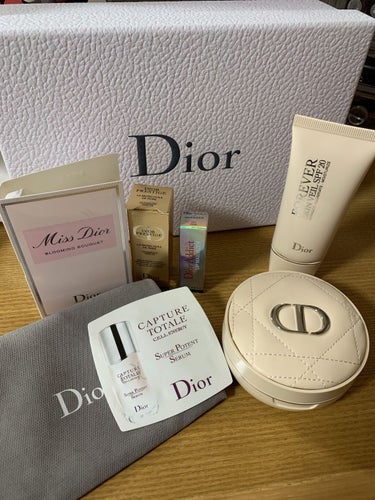 Dior大好き人間❤️
オンライン購入品💕

クリスマスに限定が出てからずっと気になっていた
ディオールスキン フォーエヴァー クッション パウダー
カラーはラベンダーをチョイス👍
同じフォーエバーシリ