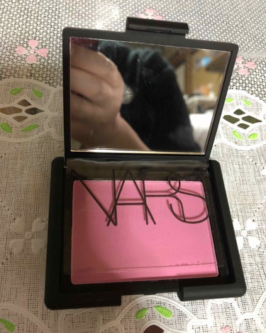 NARS  4001 DESIRE
めちゃくちゃピンクなチーク♡

粉質柔らかくて発色がいい！
付けすぎると大変なことになるから注意w

濃いめのピンク買っちゃったから
今度は控えめな色購入しようとおも