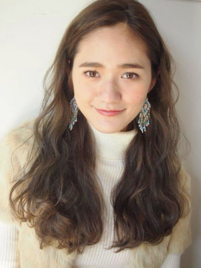 にっこりとほほえむ、ふんわり眉毛の女性