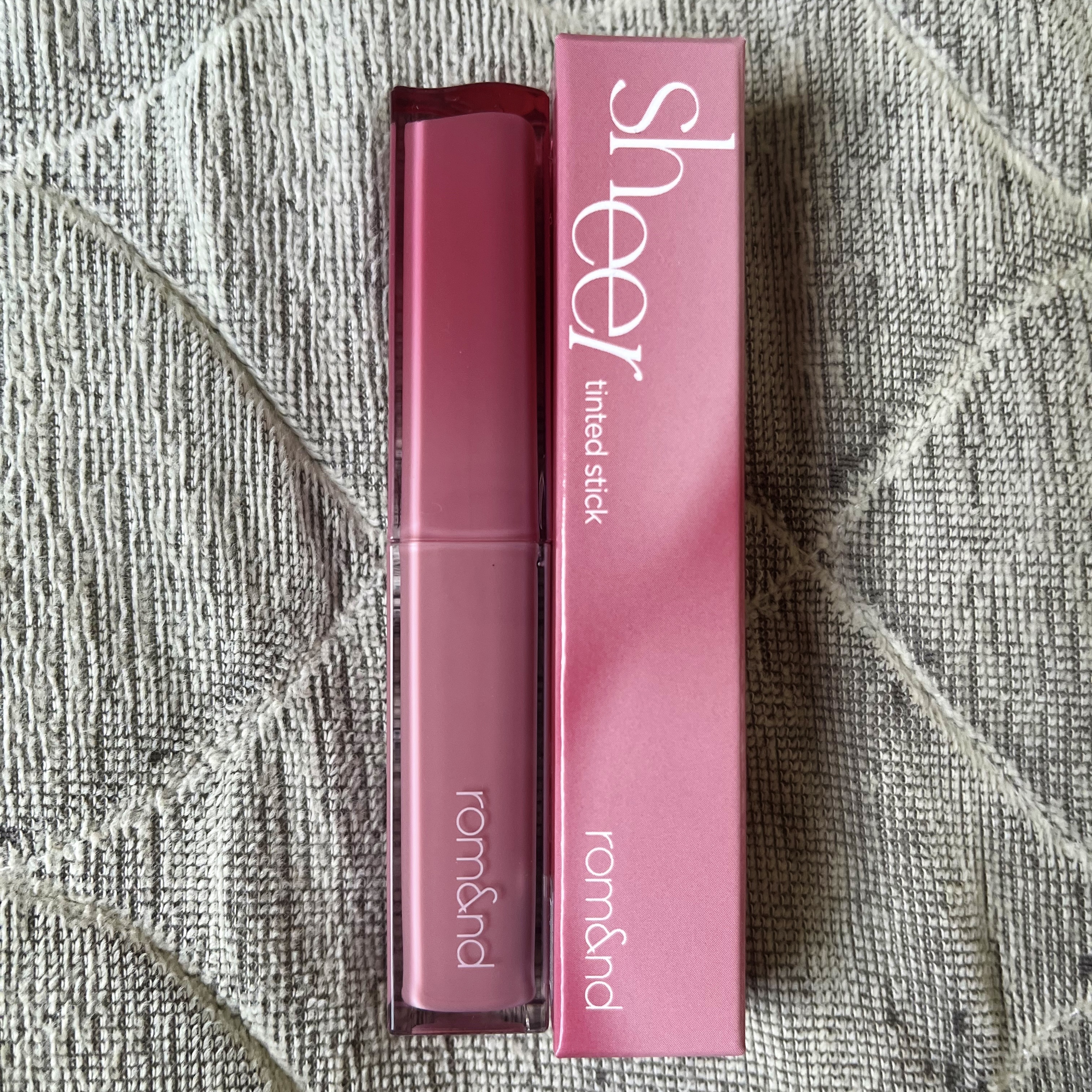 シアーティンテッドスティック 06 インバイナリー(IN VINERY)/rom&nd/口紅を使ったクチコミ（2枚目）