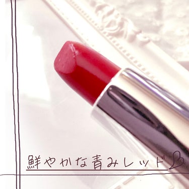 ✽購入品
ちふれ　口紅　詰替用
578　レッド系　


気分転換用にパキっとしたレッド系のリップが欲しくて購入しました

写真だと伝わりにくいのですが、唇に塗ってみると結構鮮やかな青みピンク寄りのレッドです

個人的には唇全体にしっかり塗ってしまうと唇が目立ちすぎてしまうので縁はぼかすのがおすすめです
唇の内側に暗めのリップを塗ってグラデにするとダークで深めな印象にも出来て色々とアレンジしやすいなと思いました

ティント効果はないので食事後には落ちてしまいますし、コップなどにもリップがつきます

私はこのシリーズのリップは安く色展開も豊富なのと、唇も荒れないので、ちょっと試してみたい色がある時にお試し感覚で購入してます🐰

#プチプラコスメ 
#プチプラリップ 
#リップ
#chifure_口紅
 #冬の赤リップ の画像 その0