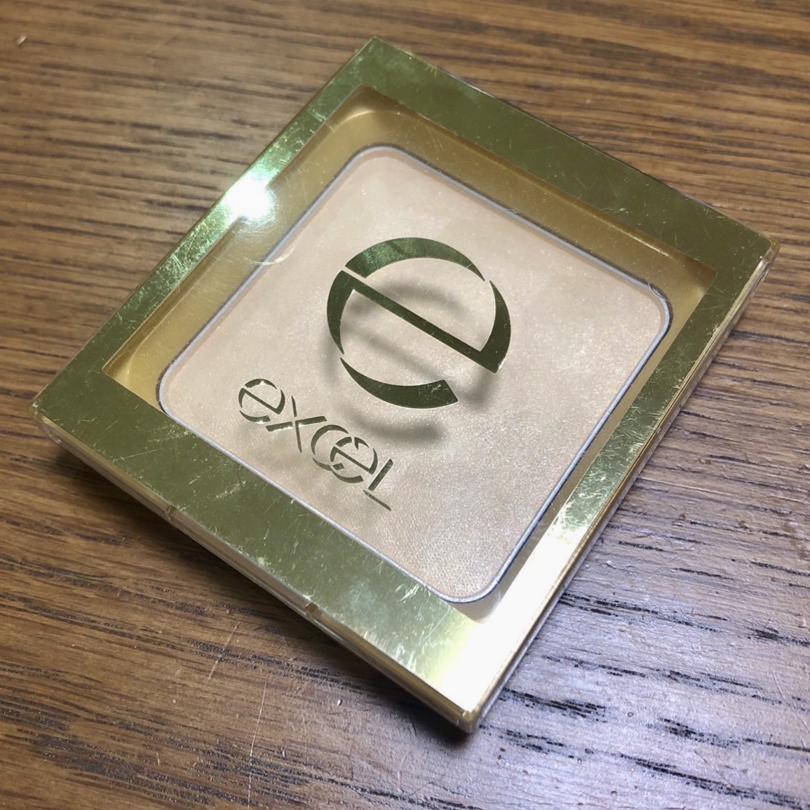 excel シャイニーパウダー Nのクチコミ「【excelシャイニーパウダー NSN02ゴールドベージュ】

このパウダーは微細なパールが含.....」（2枚目）