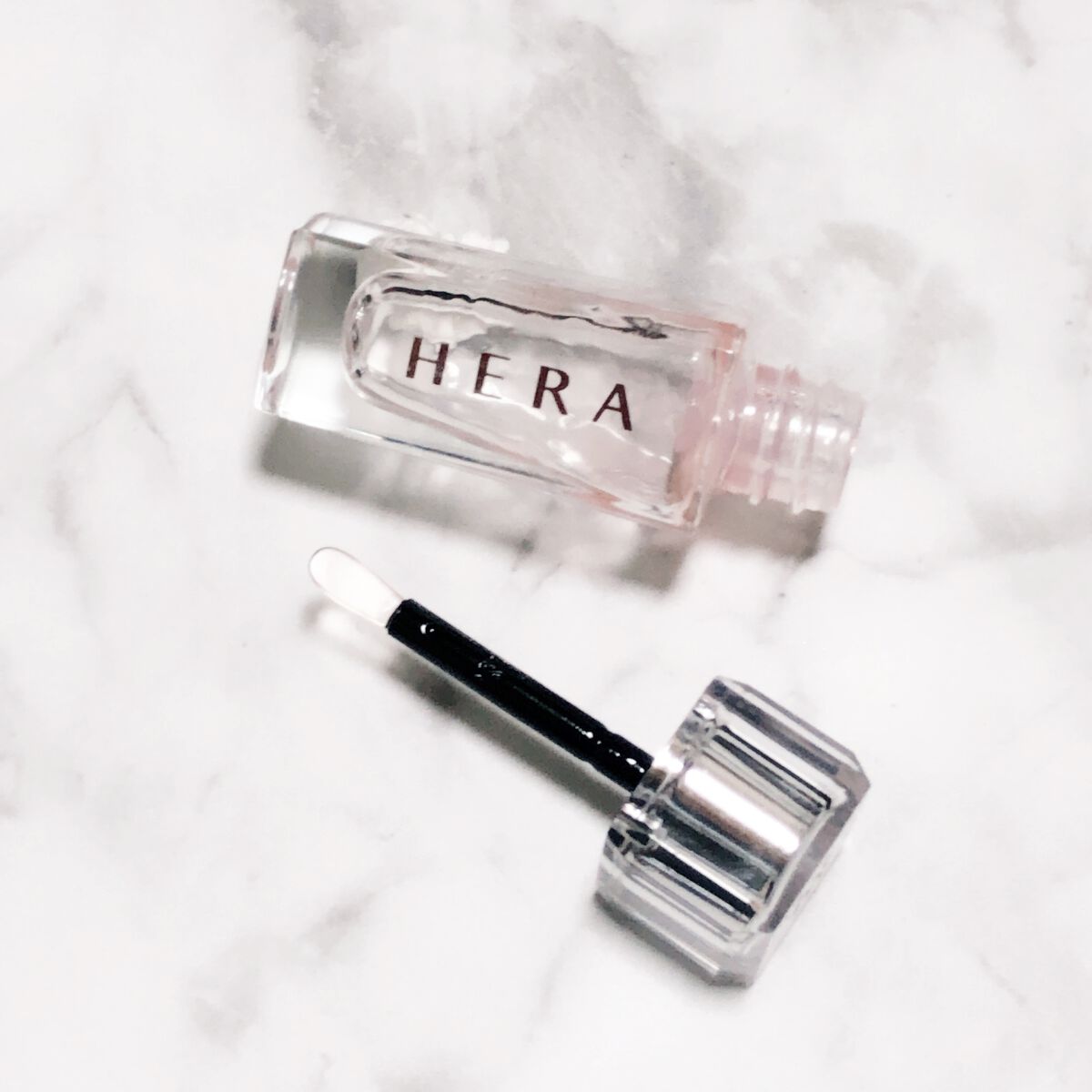 
【 HERA 】
…センシュアルフレッシュリップオイル…
#002 NO NAME



[特徴]

・ホホバオイル、ココナッツオイル、
　キャスターオイルが唇の奥まで水分でケア

・グロス、またはナイトケア用として使用可

・自然な花の