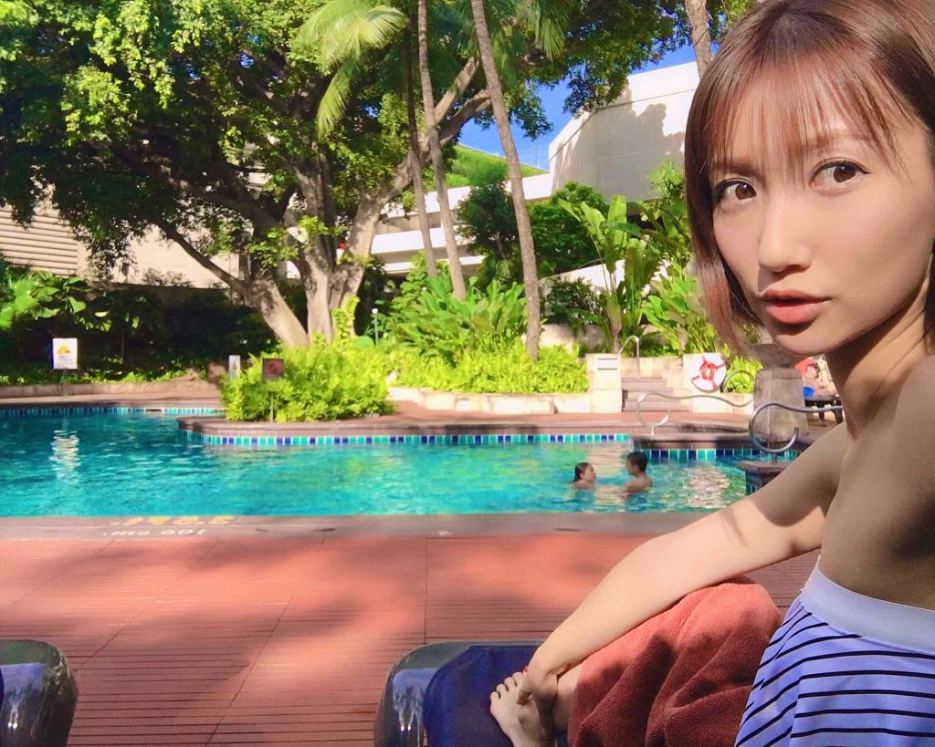 エクセル リアルクローズシャドウ全色レポ
4色目〜〜〜🎉‼️(いや遅ぃいぃいぃ🤣)

＊そして季節感無さすぎる写真w📸






今回はCS01 テラコッタブーティ🍊


年末年始の旅行にお供させたコスメの1つ🌈


リップとチ