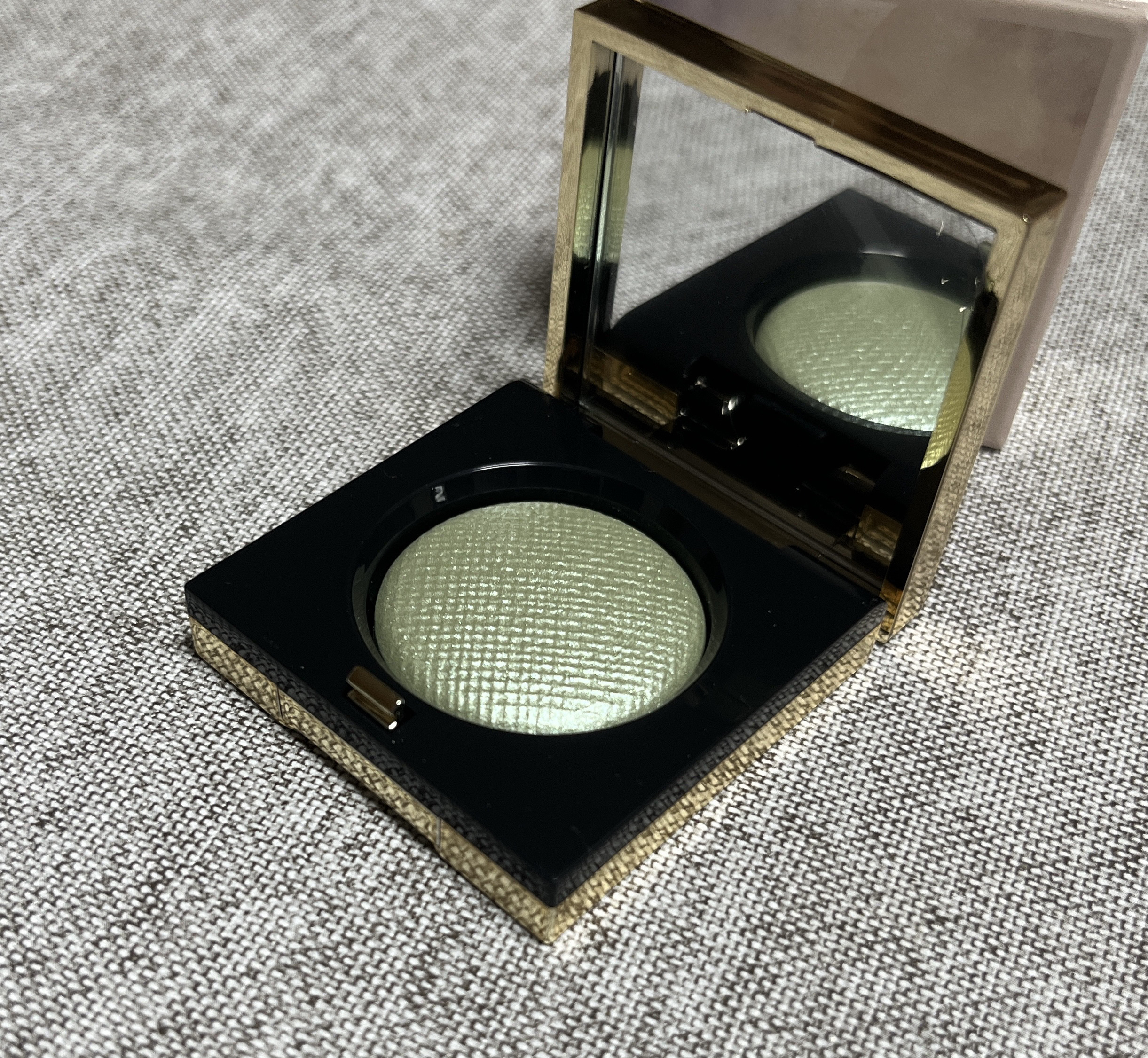 リュクスアイシャドウ L30 コスミック(リッチ スパークル)/BOBBI BROWN/単色アイシャドウを使ったクチコミ（1枚目）