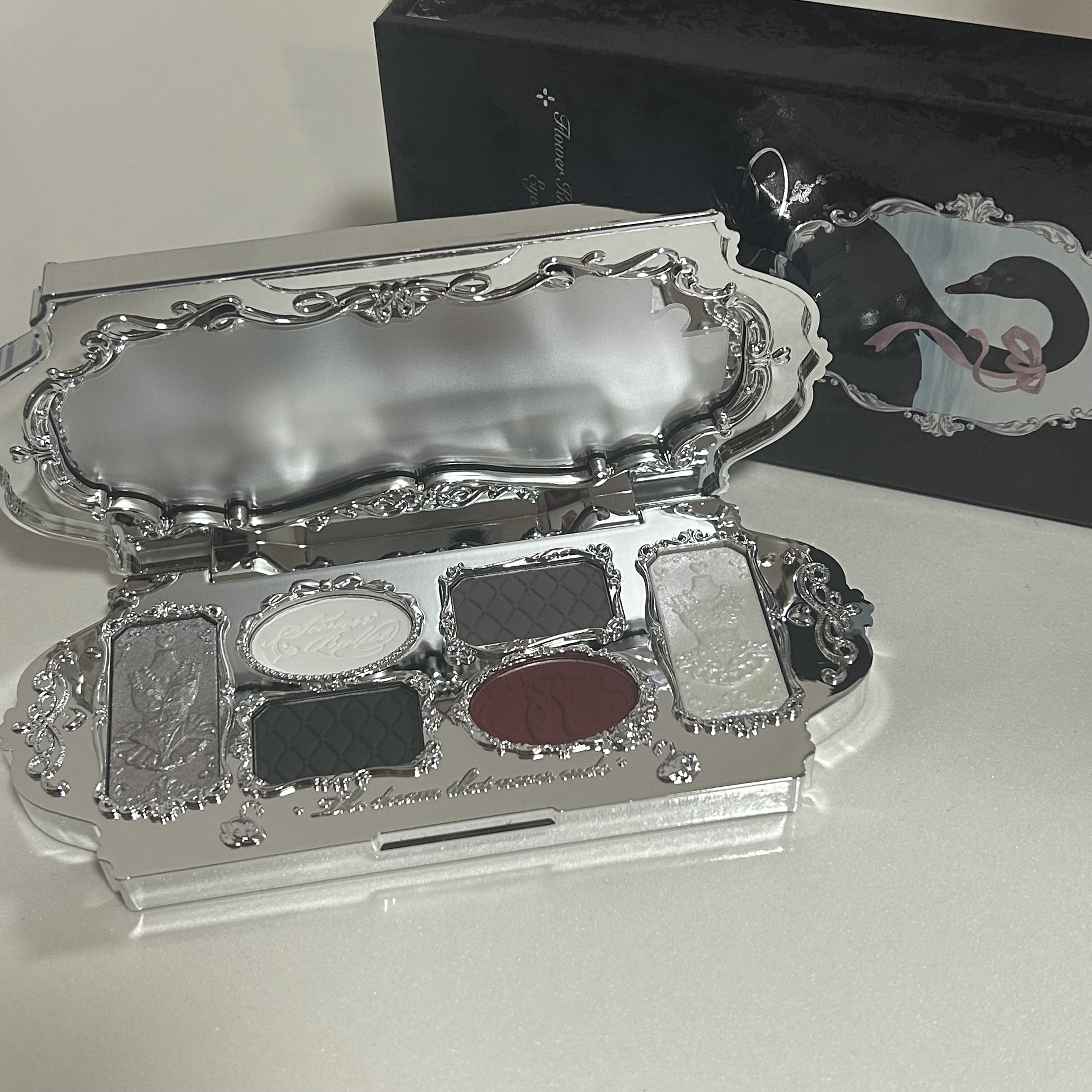 フラワーノーズスワンバレエシリーズ アイシャドウパレット 02 ブラックスワン/FlowerKnows/アイシャドウパレットを使ったクチコミ（3枚目）