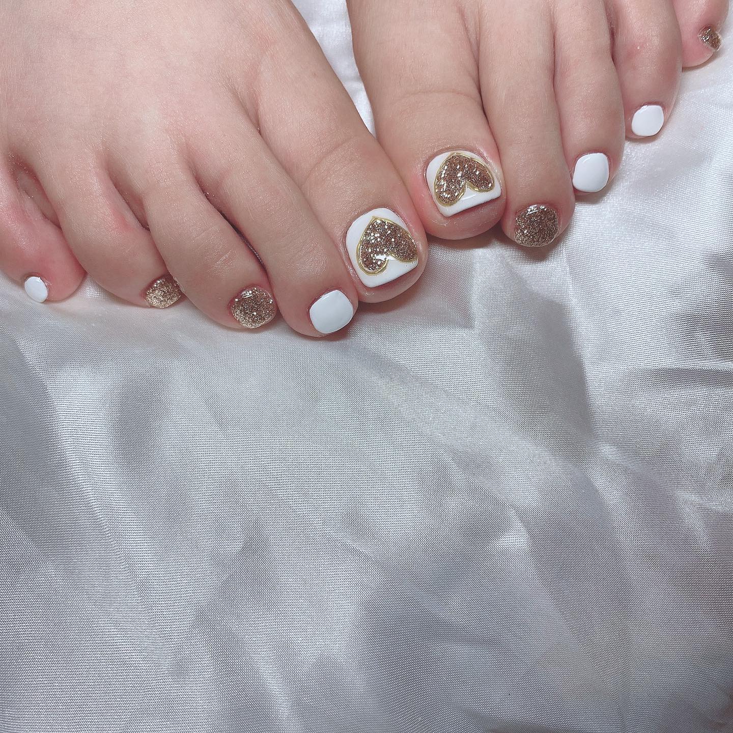 #フットネイル,#夏ネイル,#ホワイトネイル,#ゴールドネイル,#シンプルネイル,#ハートネイル,#韓国ネイル,#ミラーネイルのネイルデザイン