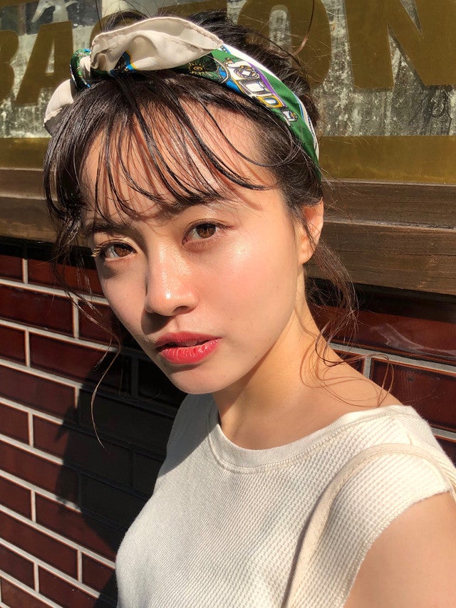 シースルーバングの女性