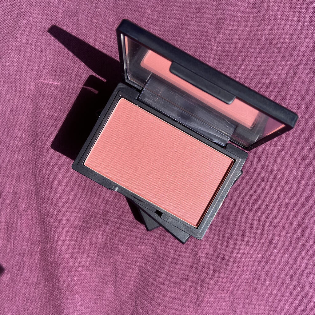 春に酔う、陽気に眠気。

じゅわじゅわお気に入りチーク、最後はポッピーワイン🥰

ヴィンテージローズと似てるな！！？って思ったのが箱を開けた時の第一印象🤣

でもね、微妙に違えばそれは全然違うの。笑
まずこちらはチラチラ光ります💁‍♀