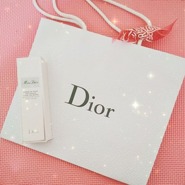 Miss Dior ハンドクリームです🙃
ハンドクリームは大好きで色々使用してますが、今回はこれをget しました✨🙂
個人的には、香りはそんなにキツく感じず、塗ったあとほんのりローズの匂いがする程度で