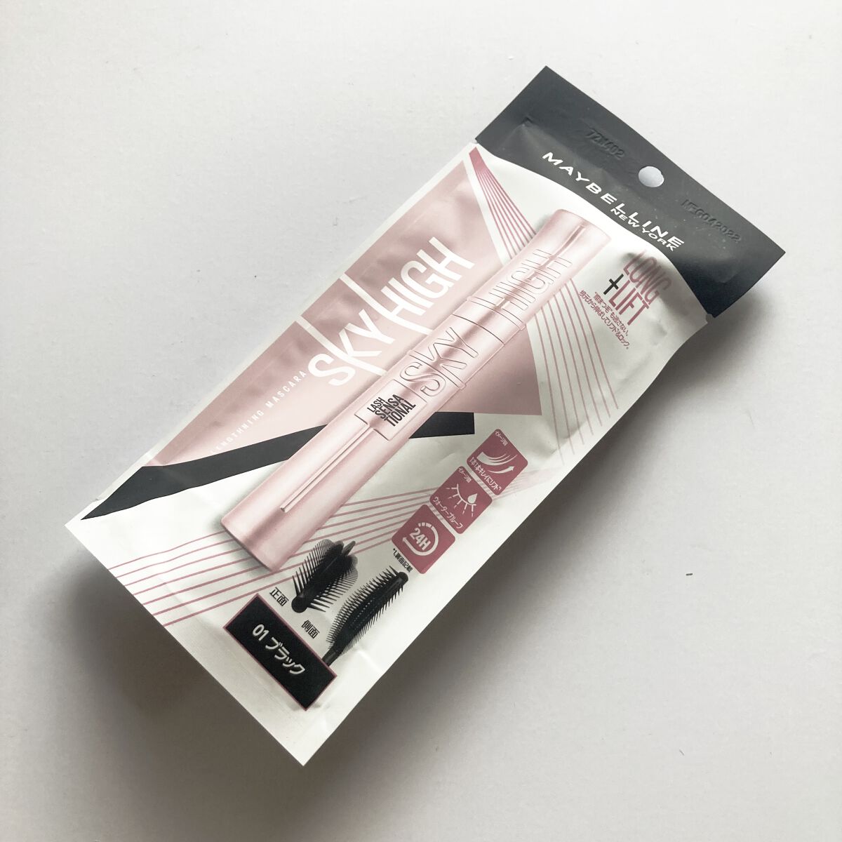 ブラシとコームのいいとこ取りのブラシが優秀でお気に入り♡
目尻のまつげまで逃がしにくくて、細かいところまで塗りやすいです(*^^*)

しっかり色付くブラックなので、
目元を印象的に見せてくれます☺️

夏にも嬉しいウォータープルーフタイプ