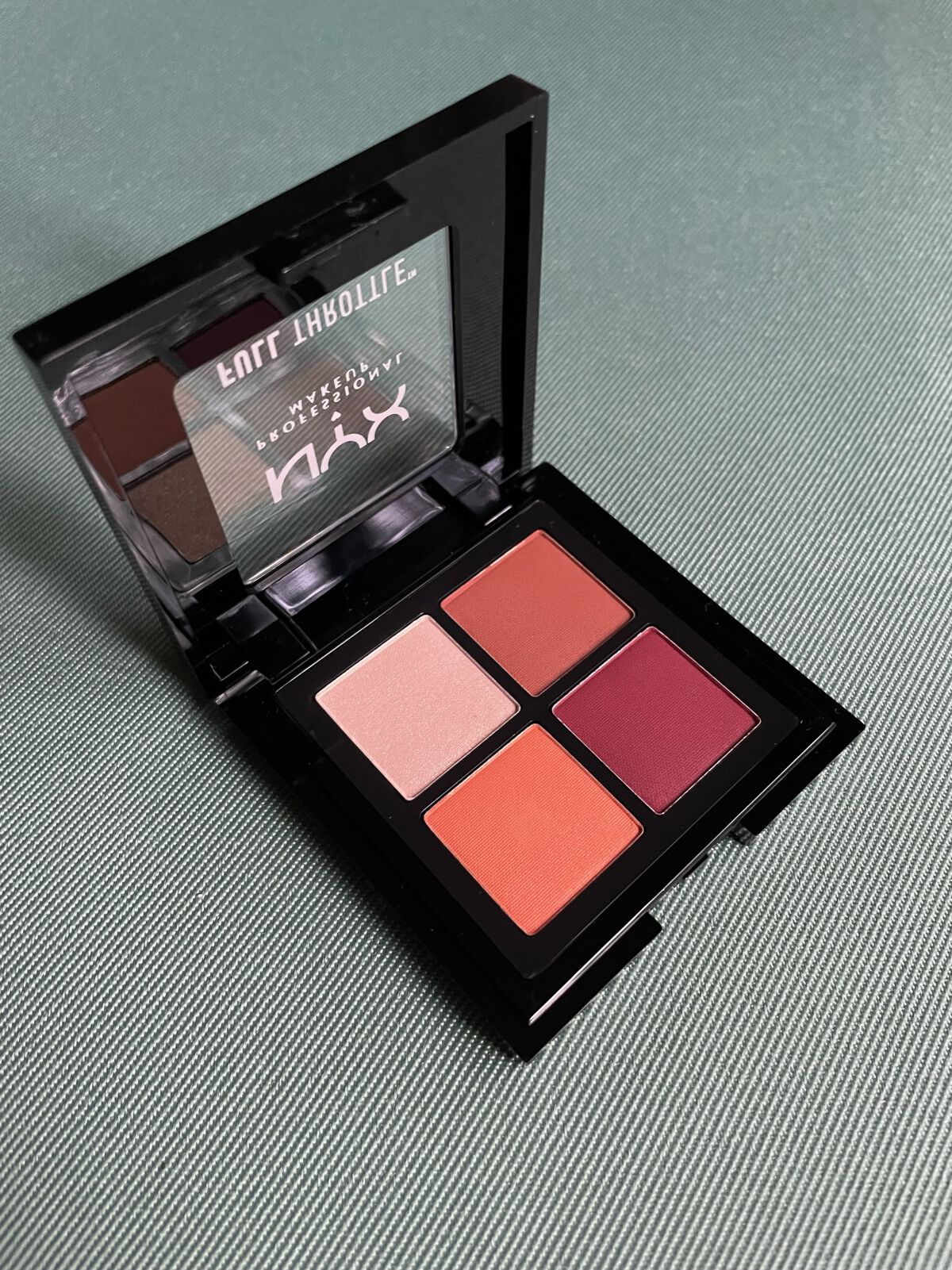 NYXプロフェッショナルカラーライオットフルスロットルシャドウ/NYX Professional Makeup/アイシャドウパレットを使ったクチコミ（3枚目）