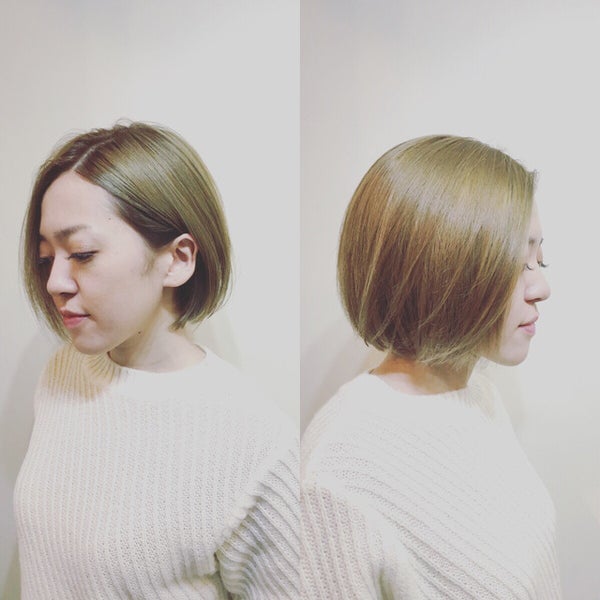 二方向から見たショートボブの女性