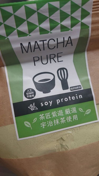 MATCHA PUREは、人工甘味料不使用で国内生産の大豆のみを使用した、抹茶味のソイプロテインです。
美味しさにもこだわり、京都の茶匠「紫遊」が厳選した宇治抹茶を配合しているみたいです。

抹茶味のプ