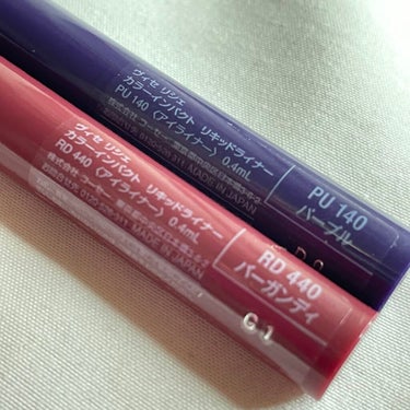 Visée - COLOR IMPACT LIQUID LINER
PU140パープル ＆ RD440バーガンディ

【発色】
ハッキリとした発色ですごくいい！

【色もち】
指で擦っても、水で濡らして拭いても落ちにくい！

【良いところ】
しっかりと発色してくれるので、濃いはっきりとしたメイクをしたい方にオススメ！
リキッドライナーなので、スルスルと描きやすい！値段も1000円くらいで購入できるのでお手頃かな〜と💸
美容液成分が配合されてるみたいなので、お肌にも良さそう～

⭐️個人的感想⭐️
今、色々なカラーのアイライナーが流行ってるイメージなので、私的には、発色も良くていい商品だな～と思いました！色々な色を使いこなせるようになったら、メイクも楽しいだろうなぁ〜と🤣

これから暖かくなるので、派手にカラーメイク楽しも〜!!

#KOSE #株式会社コーセー #visee #ヴィセリシェ   #アイライナー #カラーメイク #カラーアイライナー #カラーインパクトリキッドライナー #プチプラコスメ の画像 その1