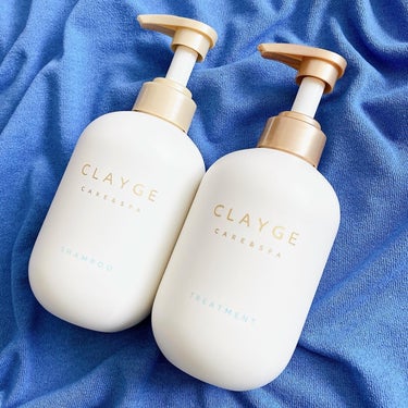 CLAYGE 
シャンプー/トリートメントSR

プロからも高評価の大人気ヘアケアブランド
"CLAYGE"♥️
去年、ブランドイメージをリブランドしてリニューアルしたそう✨
コロンっと可愛らしいフォルムが可愛すぎます…🤤♡

癒しの濃密スパとしても有名なシャンプー🌱
簡単にモコモコと泡立ちます☁️
すぐに洗い流さず、地肌まで泡パックするのがオススメ💓
ミネラルを含んだ2種類のクレイで、地肌や髪の蓄積汚れを吸着除去してくれるそう❄️
メントール(清涼成分)配合なのですが、刺激感がキツすぎないのが嬉しいところ🌸

トリートメントはクリームのような濃厚なテクスチャー💫
髪へのなじみがよかったです🙆🏻‍♀️
しっとりとした使い心地に大満足でした💎

上品なフローラルムスクの香りは、万人ウケ間違いなし🫶🏻

自宅で手軽にヘッドスパ出来るというのが高評価〜💯
週2・3回はヘッドスパしたいなっと思っています🥰
気になった方はぜひお試しください🌈

#CLAYGE#シャンプー#トリートメント#頭皮ケア#ドラッグストア#ヘアケア#おすすめヘアケア#サラサラ髪#美髪ケア#地肌ケア#レビュー#本音レビュー#今月の購入品#購入品紹介の画像 その1