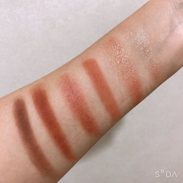 Charlotte Tilbury  イージーアイパレットのクチコミ「＜  Charlotte Tilbury  ＞

"Easy Eye Palette"


赤.....」（2枚目）