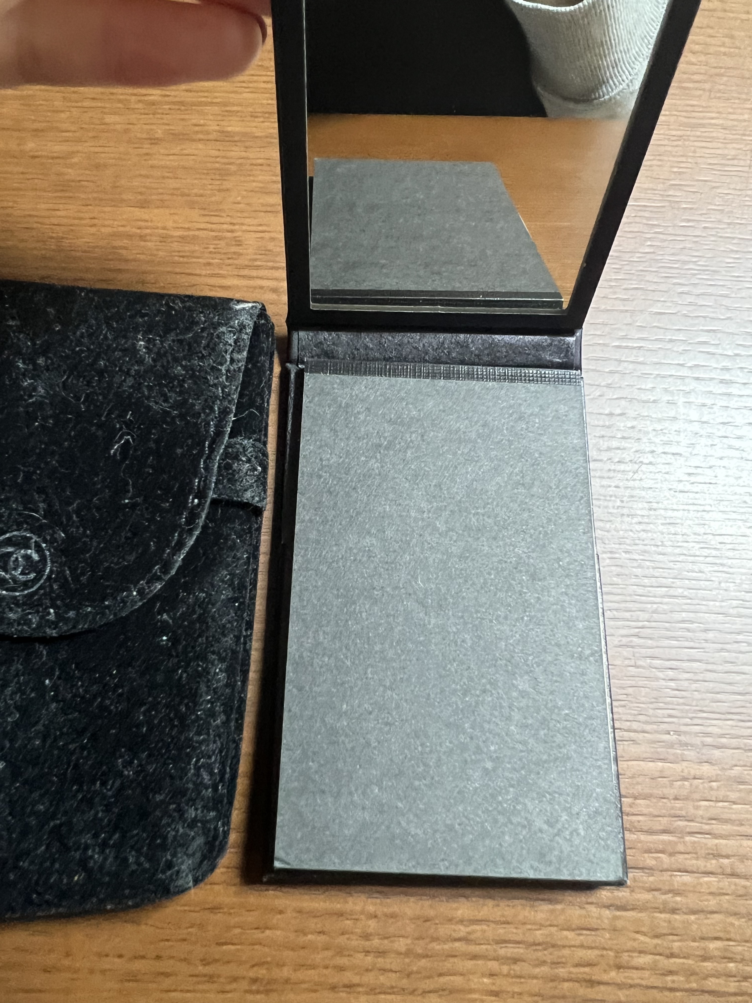 CHANEL オイル コントロール ティッシュのクチコミ「CHANEL オイルコントロールティッシュ
★★★★☆
───────────────────.....」（3枚目）