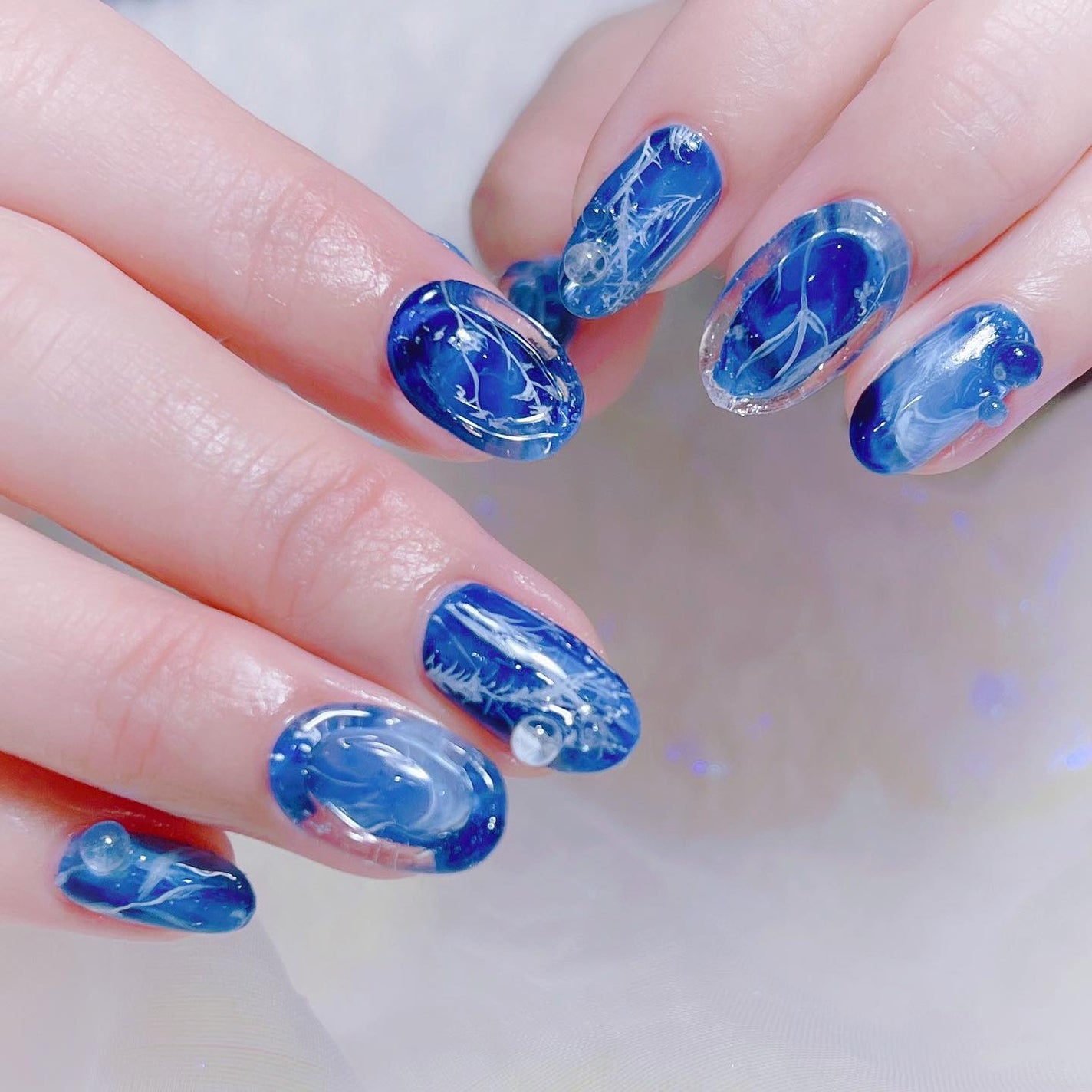 なかやまちえこ on LIPS 「真冬の森の中みたいなネイル🧊⠀⠀@pregel.jp@kima..」(3枚目)