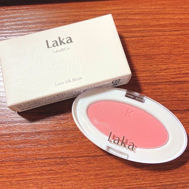 【Laka 】ラブシルクブラッシュ

◆カラー：701 ハリコ

◆商品説明
愛の感情からインスピレーションを受けたナチュラルカラーと、シルキーな肌触りのパウダーにより、健康的な血色を表現できるブラッシュ。
目立たないほど細かいパールが配合されているので、一層透明感のある血色が表現でき、一回のタッチで、透き通った豊かな色彩が広がります 。
また、すっきりなめらかで、シルキーな手触りに仕上がり、肌本来のキメを生かしたしっとりとしたベースメイクとして最適です。両側の頬をほのかに染めて、優しい印象に仕上げます。メーカー独自のパウダー配合技術により、豊かなカラー感をお届けでき、「粉飛びのしずらさ」まで実現しました。

◆使用した感想
ブラシでさっと一度塗りだとほんのり色づく感じで、血色感を出したい時は重ね塗りしてます(^^)
重ね塗りしても変に濃くなりすぎないので使いやすいです🎵

の画像 その0