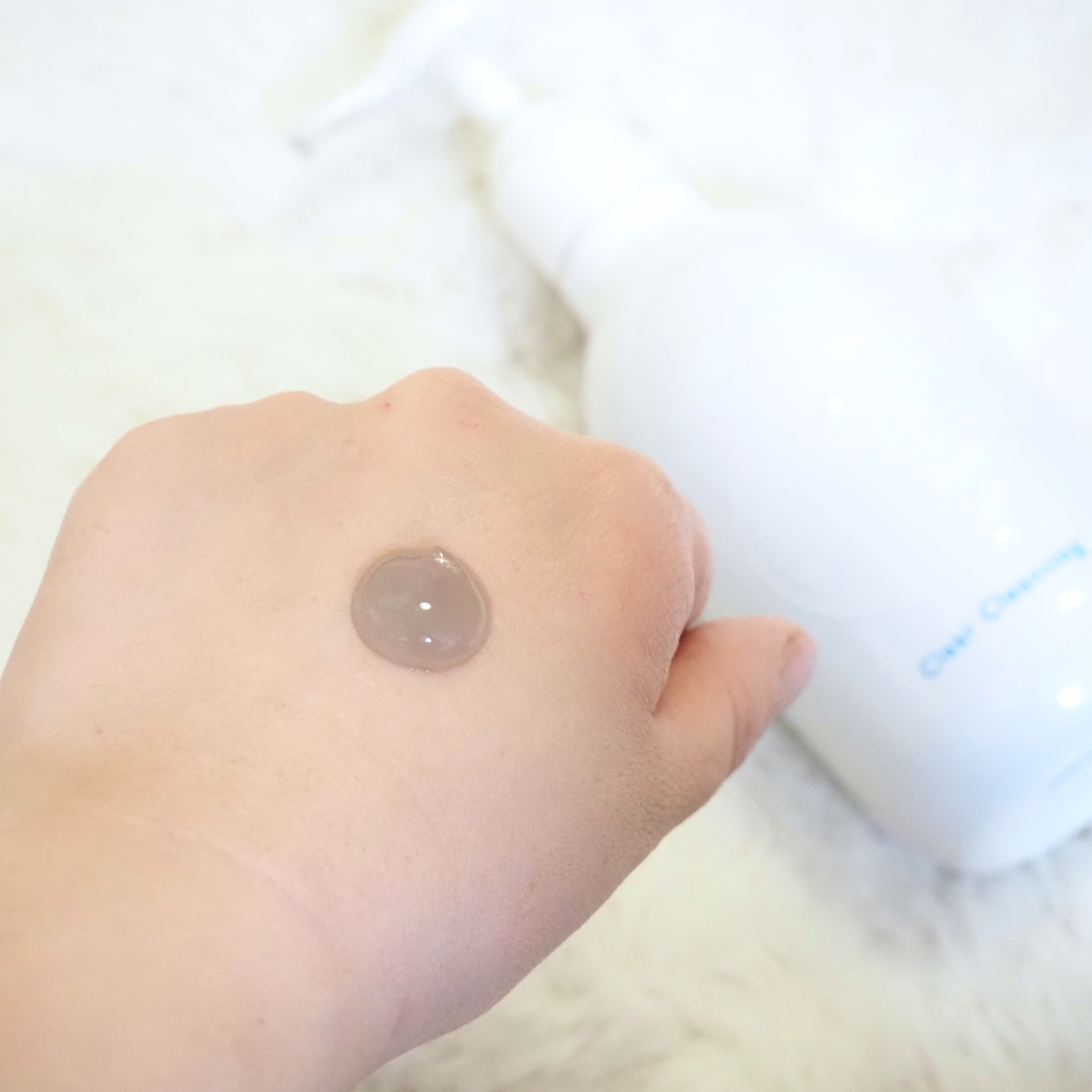 季節の変わり目だからか、お肌のざらつきが気になっちゃって。
スッキリとしたくて、クレンジングをチェンジ。

■クレージュ クリアクレンジング （Clear Cleansing）

クレイとお酢配合で毛穴汚れを落とすクレンジングジェル。
スル