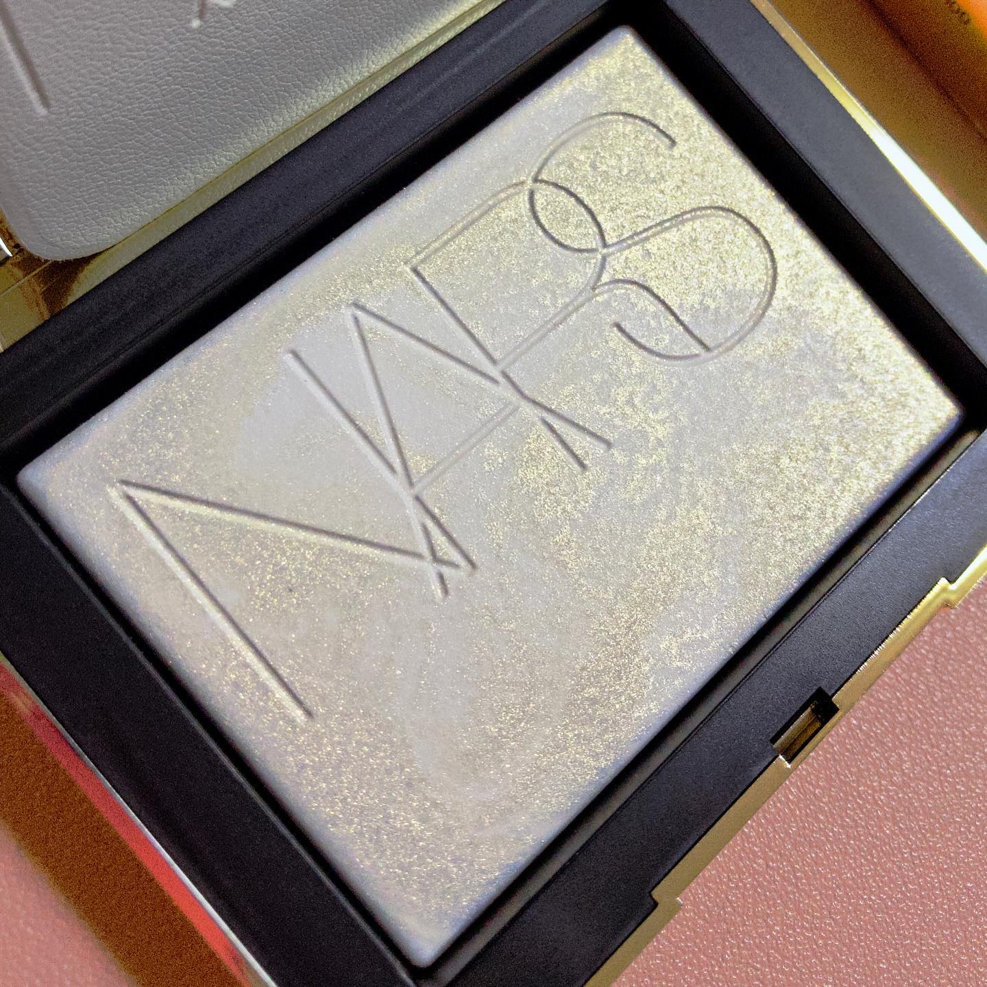 ライトリフレクティング プリズマティックパウダー 04192（限定色）/NARS/プレストパウダーを使ったクチコミ（2枚目）