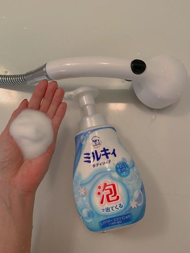 私は手のひら洗い派です。重すぎず軽すぎずの絶妙な泡が気持ちいいです。香りもさっぱりめな石鹸という感じで清潔感のある微香、残らない香りです。優しい洗い上がりで乾燥しにくいのも嬉しい。赤ちゃんにも使えるとの