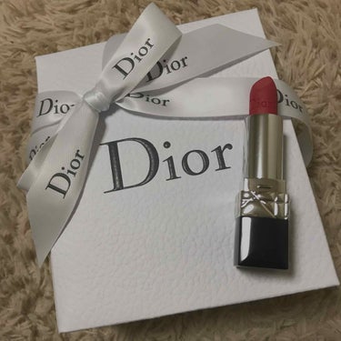 発売からだいぶ経ってしまいましたが…

Diorのルージュディオールダブルです💄❤︎

私が購入したのは673番のパルシング レッド
という色です。

外側がマット、内側がメタルの二層になっていて綺麗に