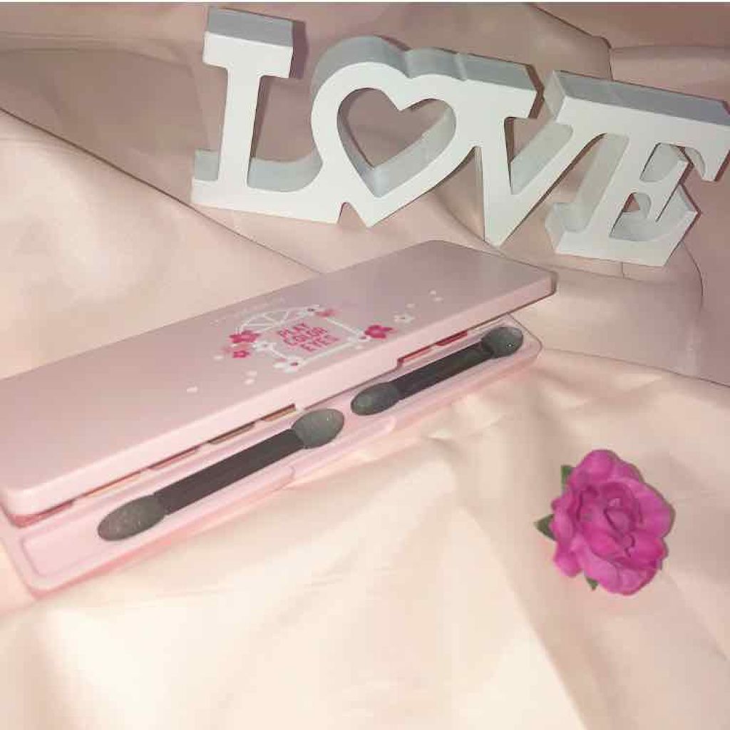 年中無休なピンクパレット💗

以前紹介したピーチファームがお気に入りで、追加で頼んでいたパレット！実は届いてから1ヶ月以上経ってしまった😧💦
⬆️新作が沢山出るとやっぱり新作を優先しちゃうから紹介したいコスメが溜まりに溜まってます😂