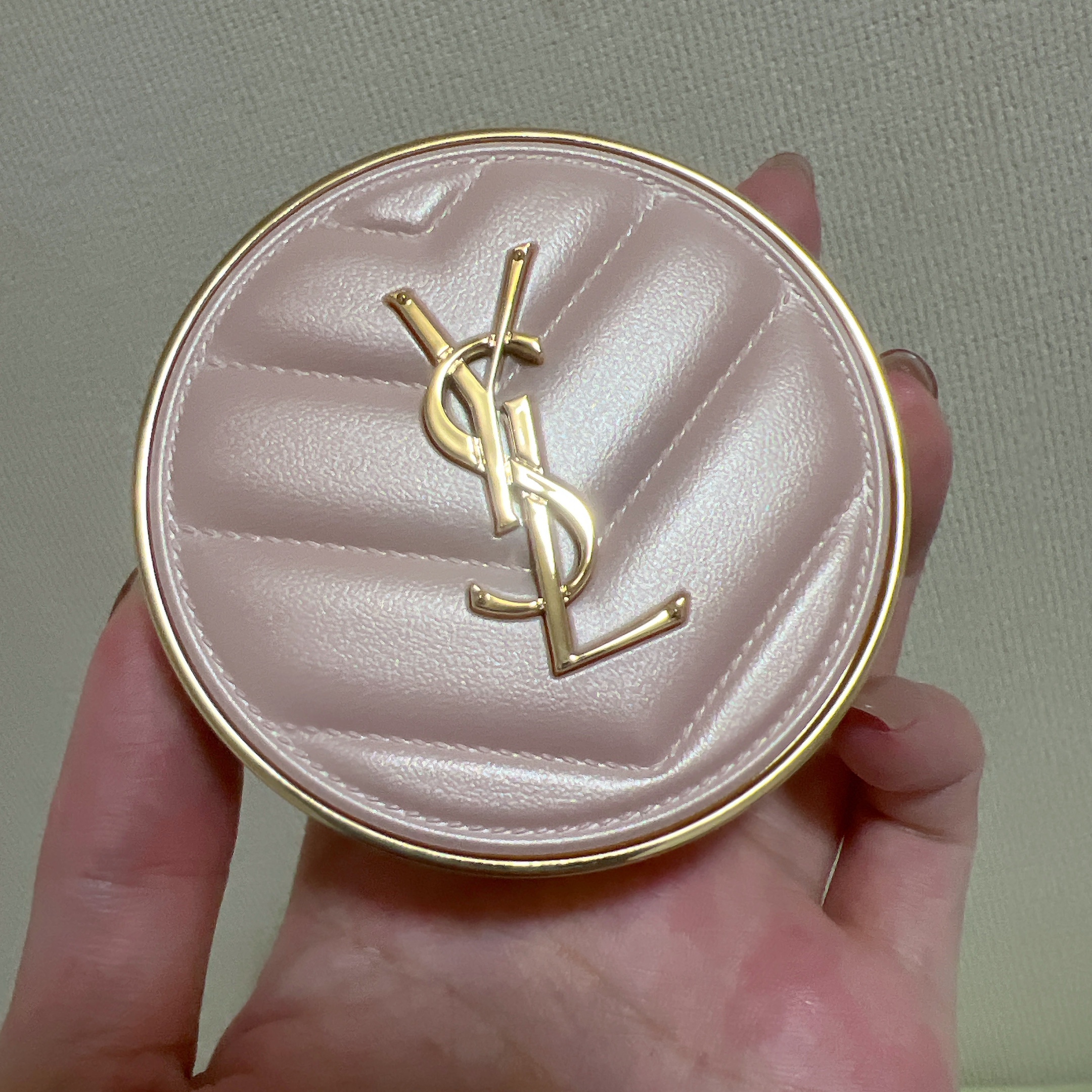 YVES SAINT LAURENT BEAUTE ラディアント タッチ グロウパクトのクチコミ「YSLのクッションファンデは初めて使用します
素敵なケースと意外とクッションファンデが
好きだ.....」（1枚目）