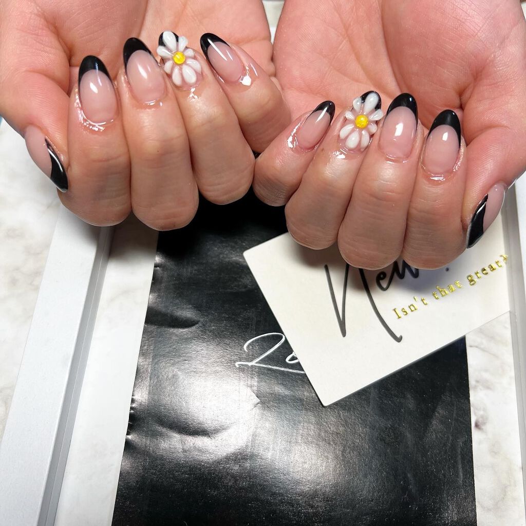 cst on LIPS 「#フレンチネイル#カラーフレンチ#Black💅#ネイル好きな人..」(1枚目)
