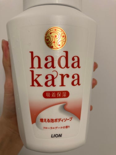 hadakara ボディソープ 泡で出てくるタイプ  フローラルブーケの香り 本体550ml/hadakara/ボディソープの画像