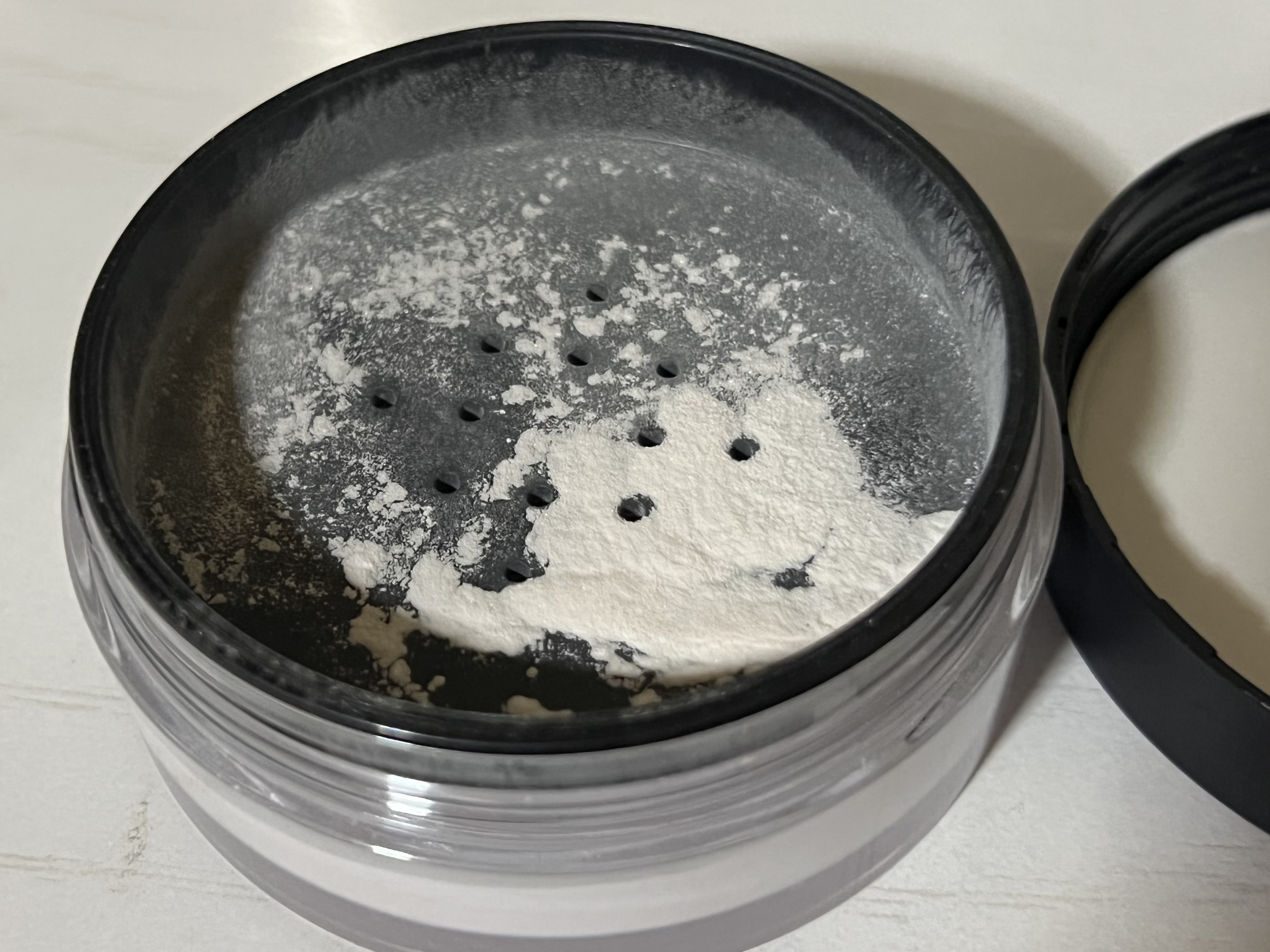 NARS ライトリフレクティングセッティングパウダー ルース N 02383のクチコミ「
NARS
リフ粉


たまに使ってる


仕上がりキレイ
カラポでセールになってたカブキブラ.....」（2枚目）