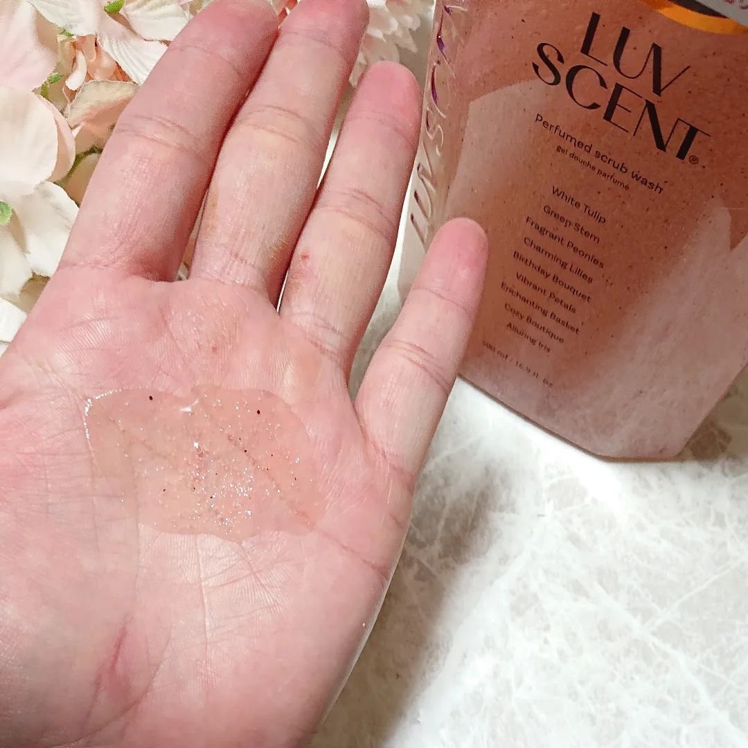 スクラブボディウォッシュ フラワーマーケット ホワイトチューリップ/LUV SCENT/ボディスクラブを使ったクチコミ（3枚目）