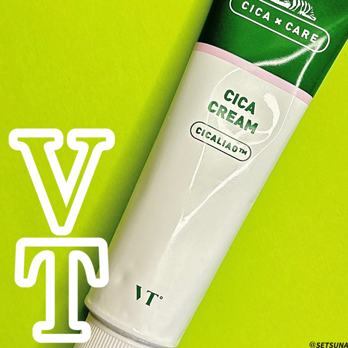 

VT
CICA クリーム
______________



みどり色のジェルクリーム🌿
軽めのテクスチャーだけど保湿力は高めだと感じました。

塗ってから数分経つとベタつきは気になりますが、朝使用だとその後の日焼け止めや下地の密着力