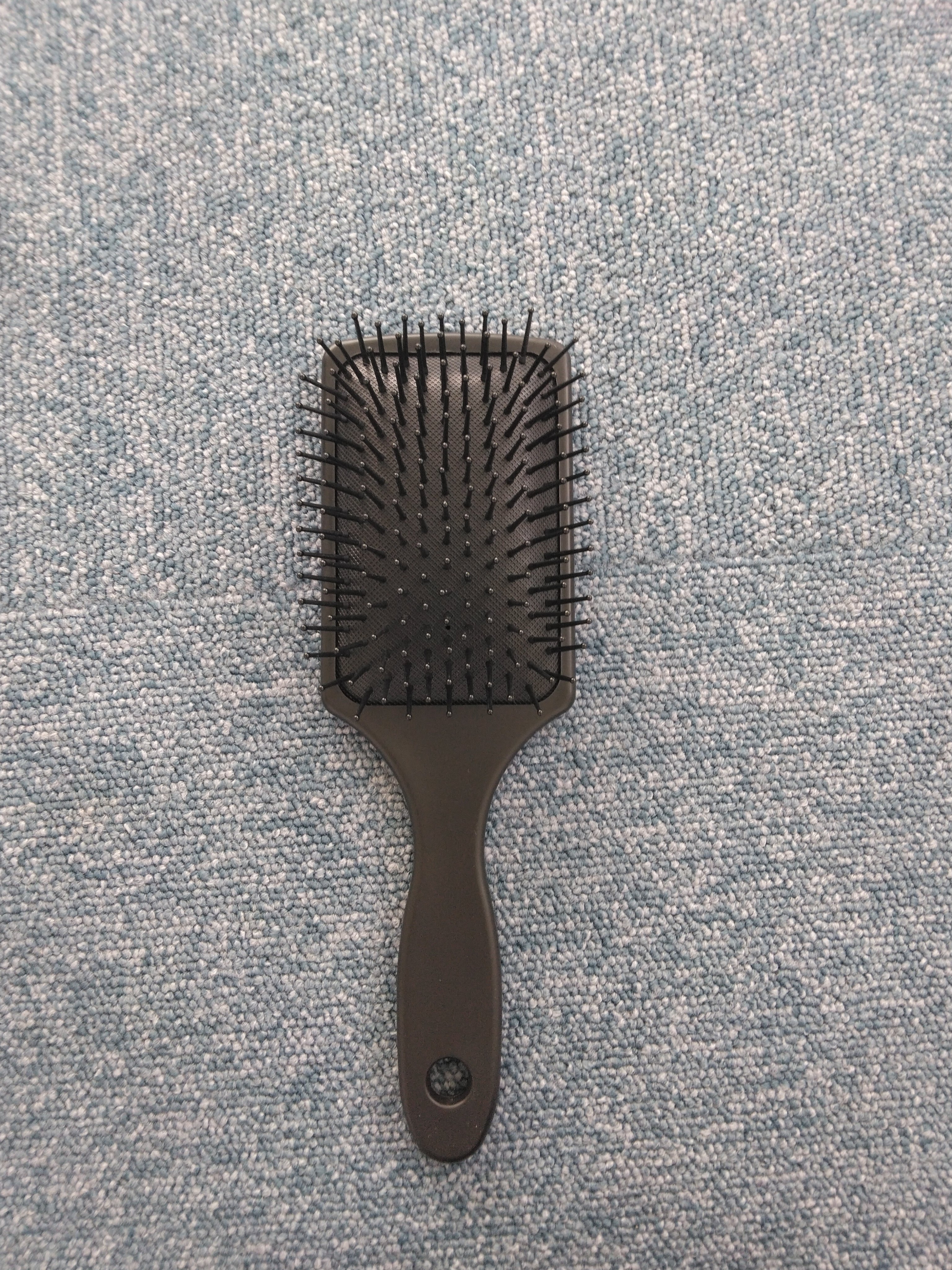 DAISO パドルブラシ のクチコミ「頭皮が傷つきそうなくらい痛い。..」（1枚目）