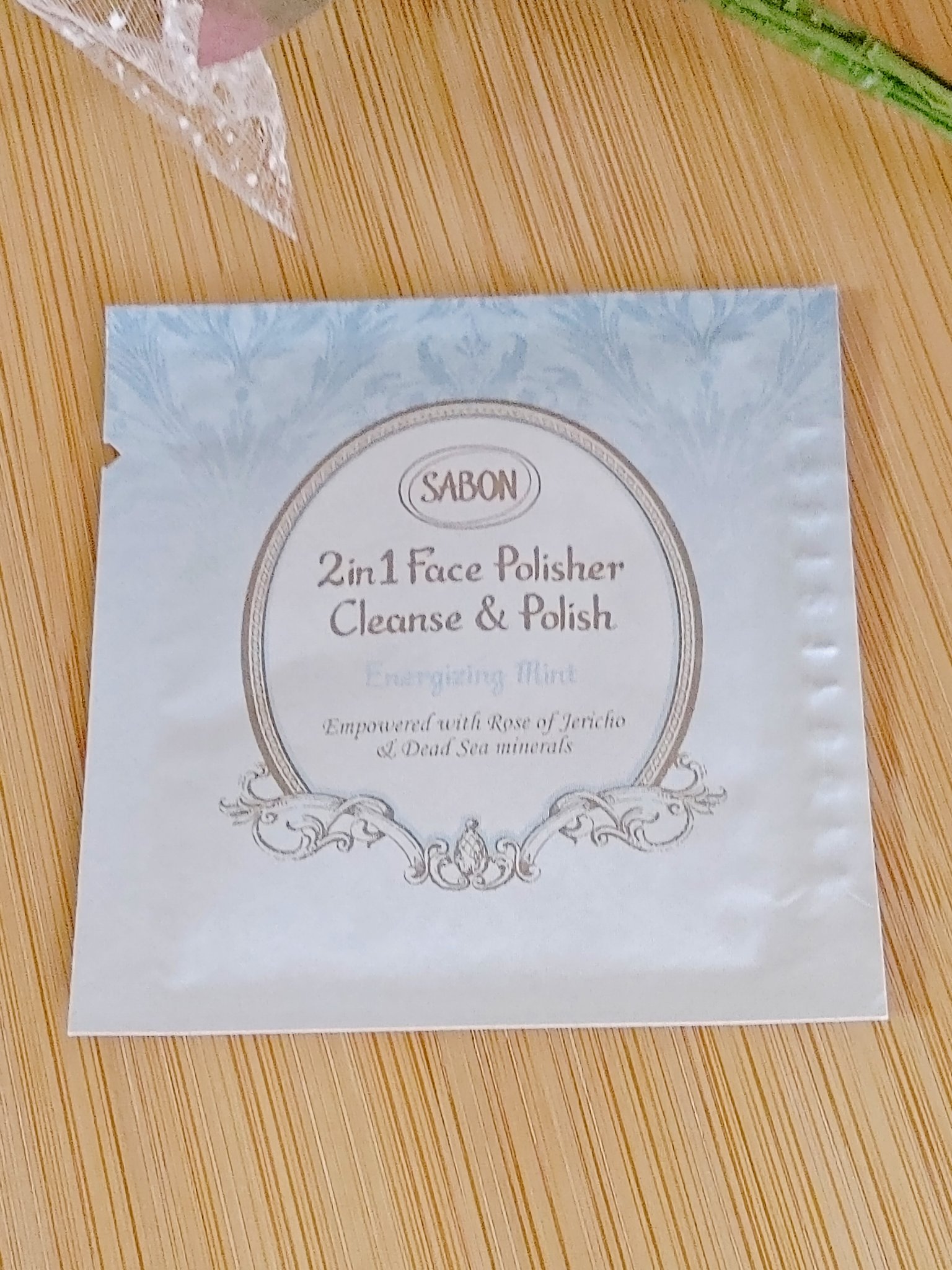 SABON　フェイスポリッシャー リフレッシング
ミント　サンプル

ミントのスースー感は気持ちいいけれど
目周りを避けるってのが難しい…。

スクラブの粒々も
あまり擦りたくないので
力加減が難しいし、
残り粒が気になって…。
(本当にこ