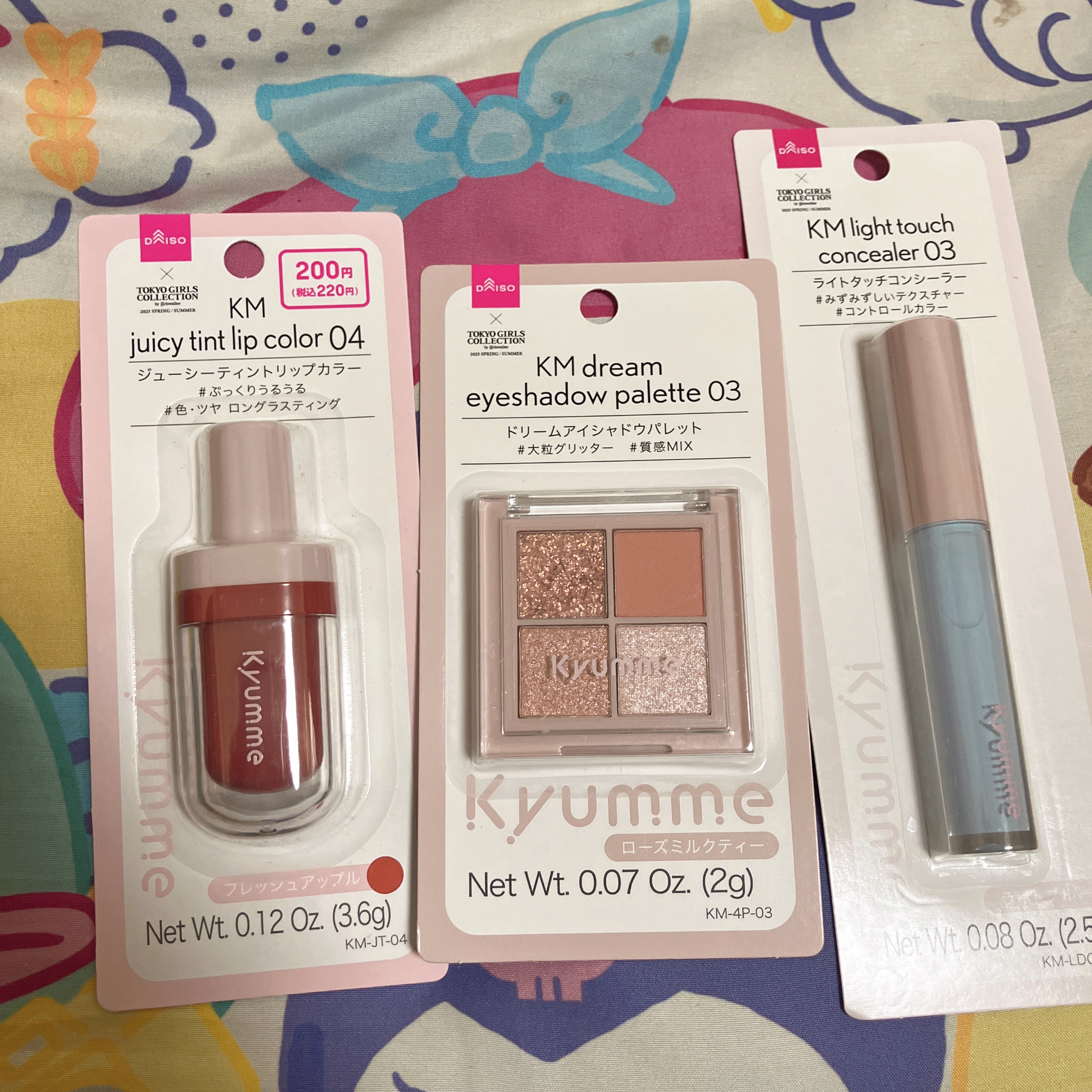 

ダイソーコスメ新商品紹介💄


Kyumme キュンミー 

アイシャドウ コンシーラ リップを買いました


コンシーラはスウォッチしてみました𐐃 ·̫ 𐐃！！


セザンヌのブルーコンシーラとどっちがいいのかな？って悩んでまず