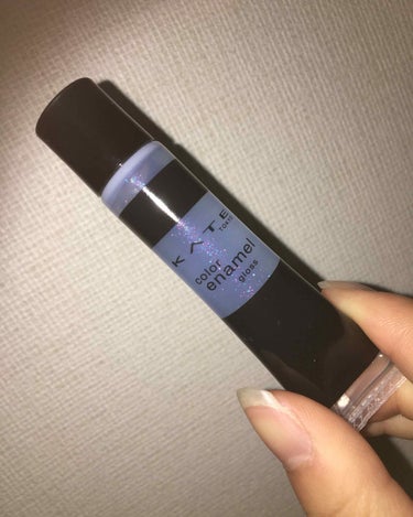 本日はKATEのカラーエナメルグロスBU-1をご紹介します💄

こちらの商品は450yen(税込486yen)
全6色展開
アーモンド油
ホホバ種子油
オリーブ果実油 配合
テクスチャー重め
アプリケー