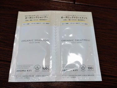 白を基調としたシンプルなパッケージです。

開けてみると、シトラスアロマの心地よい爽やかな香りがします。

香りはほのかに香る程度なので、強すぎず使いやすいです。

95％以上天然由来成分なだけあって、