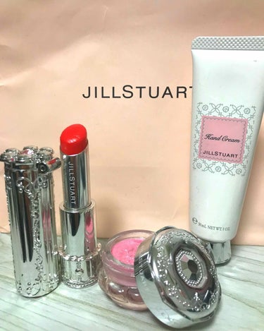 JILLSTUART ジルスチュアート

今回紹介するのはJILLSTUARTの
ハンドクリームです！

このハンドクリームの香り大好きです！
甘すぎない上品な香りです！

パッケージも可愛いくて効果も