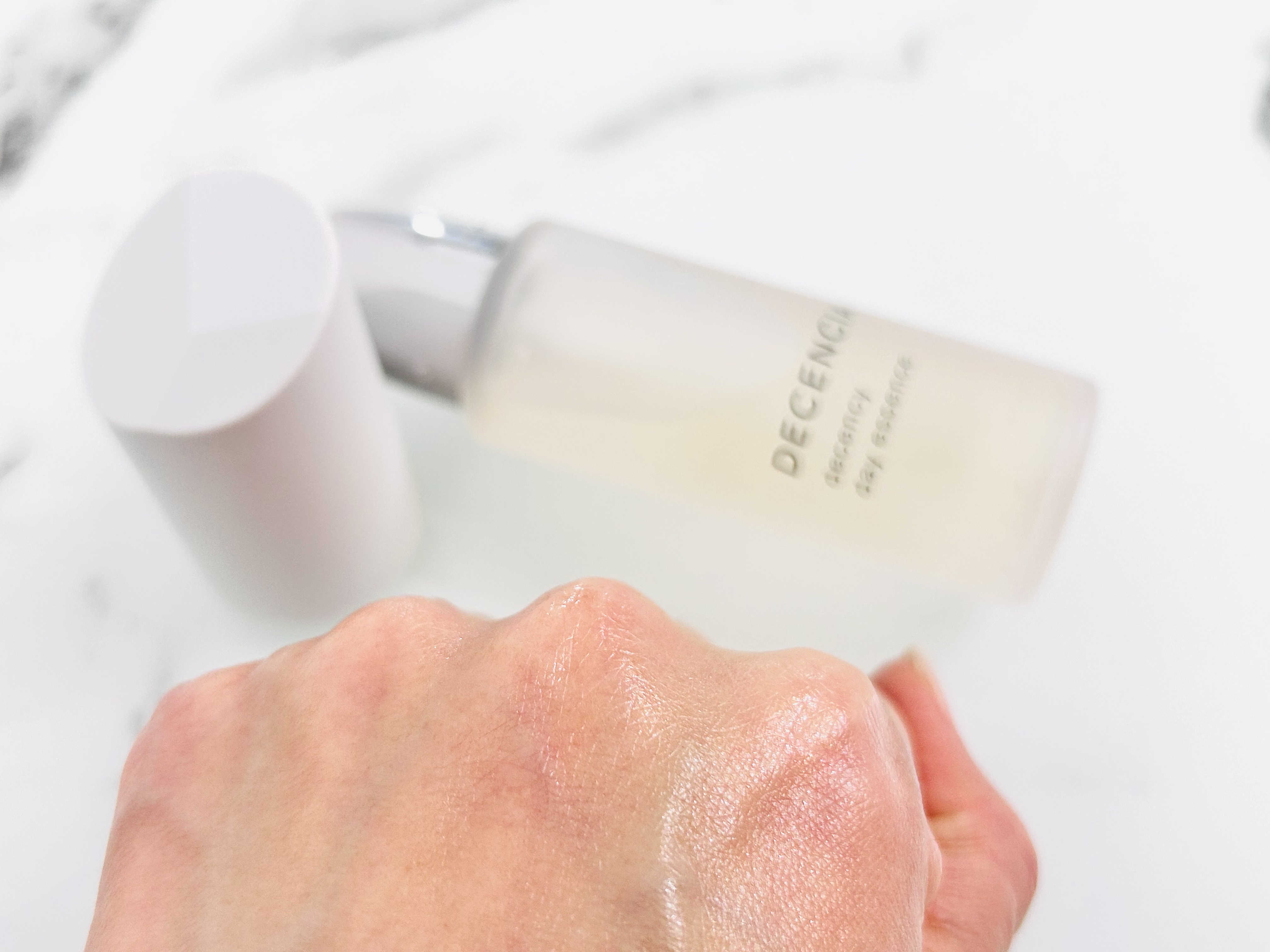 DECENCIA ディセンシー デイエッセンスのクチコミ「日中の外的ストレスからお肌を守り、日焼けしにくく、明るいお肌に導く日中用美容液❣️
冬はエアコ.....」（3枚目）