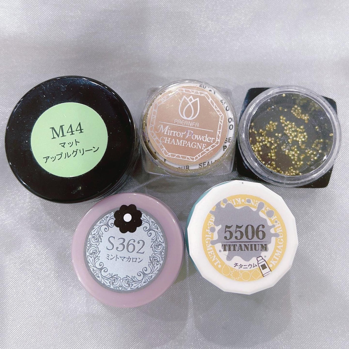 なかやまちえこ on LIPS 「くすみグリーン×ゴールド✨⠀⠀@ainayamauchi313..」(3枚目)