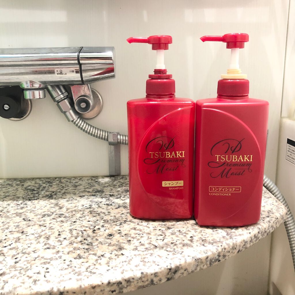 TSUBAKI プレミアムモイスト シャンプー／ヘアコンディショナーのクチコミ「容量490ｍｌのプッシュ式ポンプボトル。ボトルとボトルを合わせるとシャンプーの泡のようないや、.....」（3枚目）