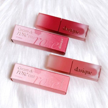 🐰dasique 
             CREAM DE ROSE TINT🐰


 03 Dreaming
  肌色をトーンアップしてくれる
  愛らしいクールトーンライトピンクカラー

 07 Crimson
  顔色を明るく照らしてくれる紫朱色プラムレッド


 
 ⭐️熟れた薔薇色のクリームテクスチャーが
       薄くスプレッドされブラーリングするほど
       密着するクリームトゥーベルベットティント

 ⭐️8つのRose Spectrumを
      詰め込んだクリームドゥローズコレクション

 ⭐️薔薇の花びらが舞い降りたように一度のタッチで柔らかく
       #密着 するクリームベルベットテクスチャー

 ⭐️ベルベットティントの固定観念をくつがえす
       安らぎのナチュラルマットフィニッシュ

 ⭐️薔薇の花に着想した鮮やかなクリームテクスチャーは
       軽やかに広がり、ブラーリングするほど密着。

 ⭐️薄く重さのないフォーミュラーはまるで花びらのよう。

 





#購入品紹介
#dasique
#CREAMDEROSETINT
#クリームドゥローズティント
#Dreaming
#ドリーミング
#Crimson
#クリムゾン
#2023メガ割はじめました

の画像 その0