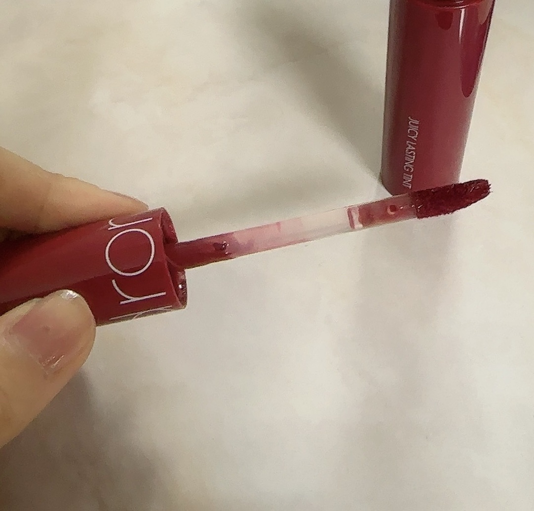 ジューシーラスティングティント/rom&nd/リップティントを使ったクチコミ（2枚目）